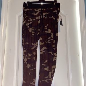 Hot Kiss Camo Jogger